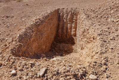 بالصور- الحكومة السورية تفرض حراسة على مقبرة جماعية تعود لعهد الأسد