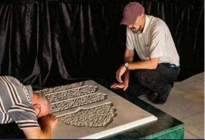 برفقة مرشد لبناني.. صحافي إسرائيلي زار قبر نصرالله