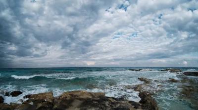 أمطار غزيرة وضباب وأمواج عاتية... 