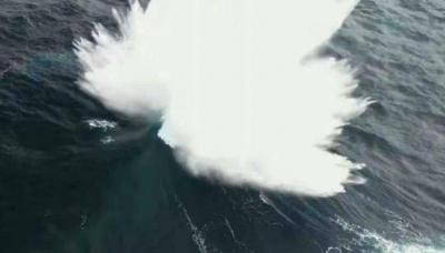 مياه تعانق السماء... موجة عملاقة بارتفاع 70 مترًا تُربك العلماء