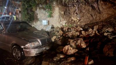 إنهيار جدار دعم على سيارة بسبب الأمطار