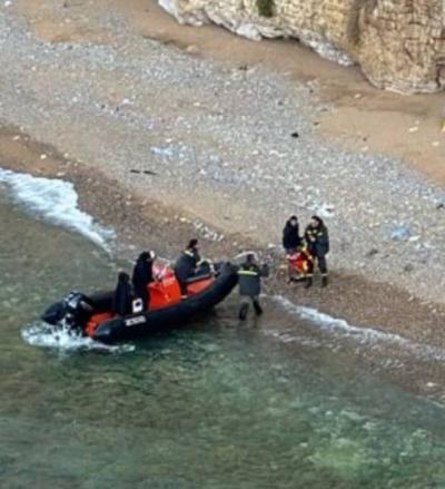 محاولة إنتحار مواطن مقابل صخرة الروشة (فيديو)