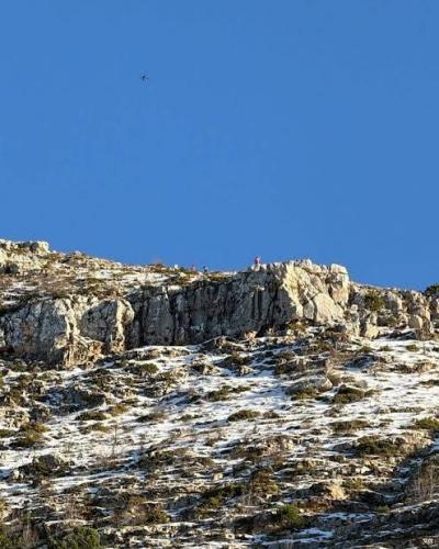 رحلة مشي تتحول إلى مأساة: شاب يفارق الحياة في جبال إهدن