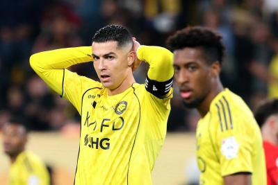 احتجاجات مبالغ بها وإشارات غريبة... تصرفات كريستيانو رونالدو تثير السخرية في السعودية