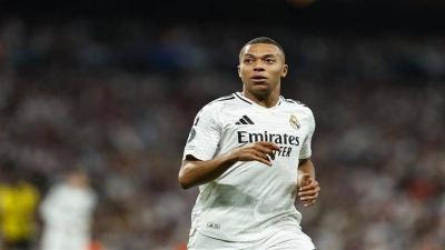 مبابي يُجري مكالمة مطوّلة مع حكيمي ويُراسل دياز ويُعرب عن قلقه