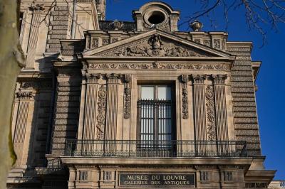 متحف اللوفر يعيد فتح أبوابه بالكامل إثر تعليق إضراب الموظفين