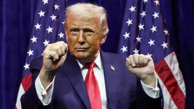 شاهد ترامب يلقي الدعابات عن صديقه.. والعالم يحبس أنفاسه