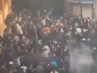 التظاهرات تتجدد في إيران.. ومقتل عنصر؟