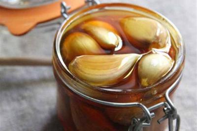 العسل والثوم.. وصفة قديمة تعود بوعود صحية جديدة