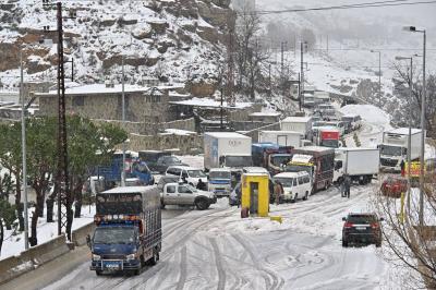 في لبنان..  ثلوج وأمواج عاتية ولوحات إعلانية تتساقط!