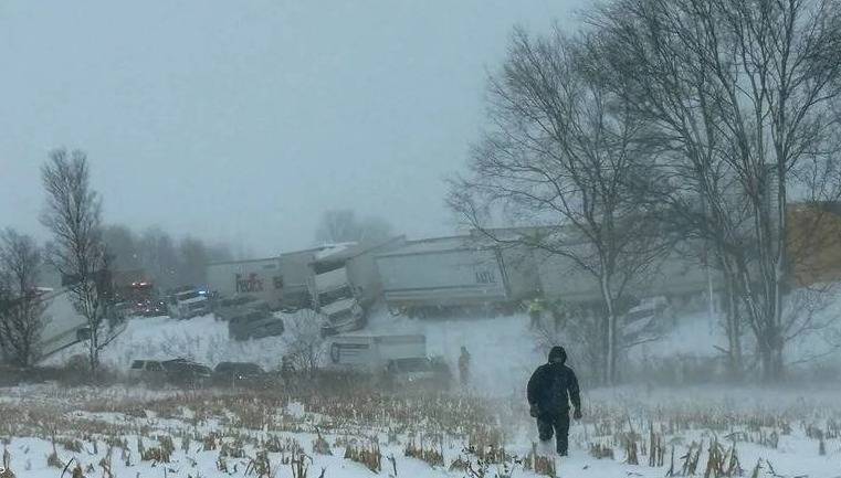 حادث مروع في أميركا...تصادم بين أكثر من مئة سيارة وشاحنة بسبب الثلج (فيديو)