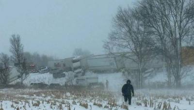 حادث مروع في أميركا...تصادم بين أكثر من مئة سيارة وشاحنة بسبب الثلج (فيديو)