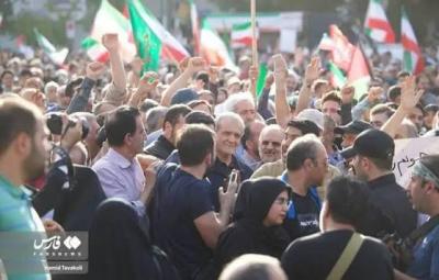 بزشكيان ينضم إلى الحشود في ميدان انقلاب