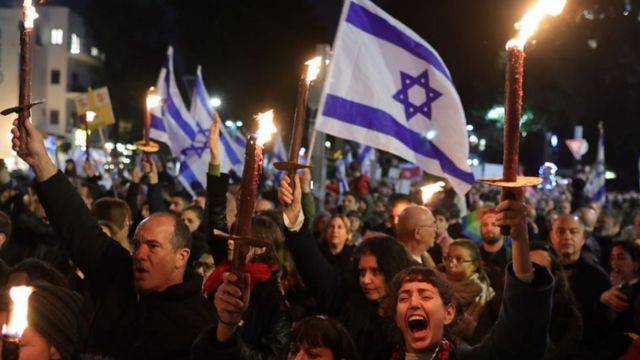 إسرائيليّون يواصلون الاحتجاج على خطة الإصلاح القضائي
