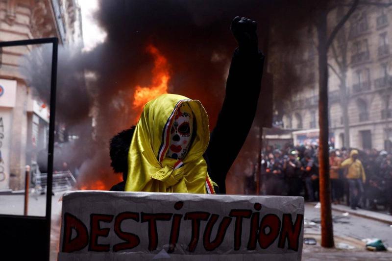 إحتجاجات ومواجهات في أنحاء فرنسا ضد ماكرون ومشروع قانون التقاعد