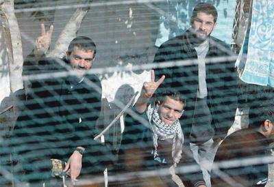معتقلون فلسطينيون في إسرائيل يعلقون خطة للإضراب عن الطعام