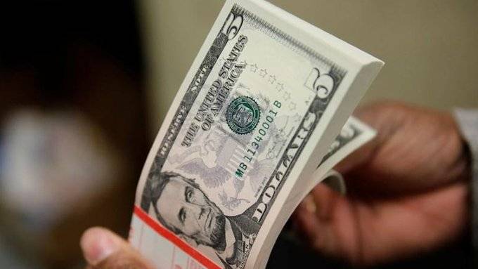 بعد التدخل لإنقاذ بنوك.. الدولار إلى تراجع