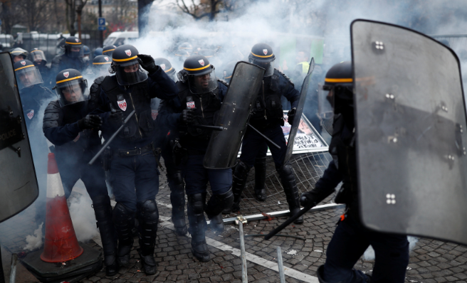 الشرطة الفرنسية تعتقل 120 شخصا على خلفية 