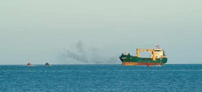 تعرض سفينة شحن تجارية لإطلاق نار جنوبي ميناء الحديدة