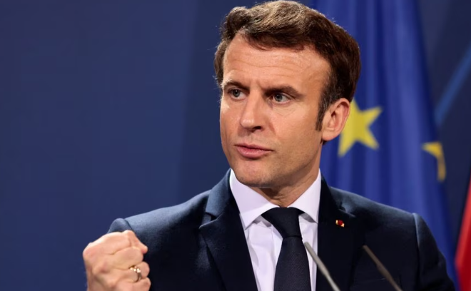 الحكومة الفرنسية تنجو من اقتراع سحب الثقة.. والشارع يتحرّك