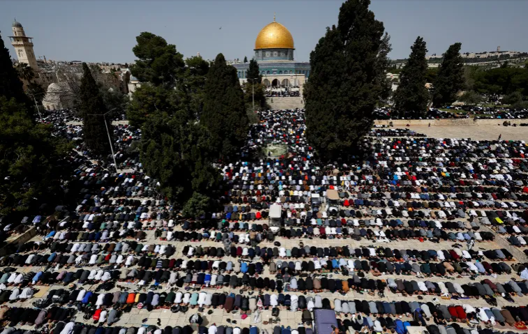 100 ألف يؤدون صلاة الجمعة الأولى في رمضان بالمسجد الأقصى