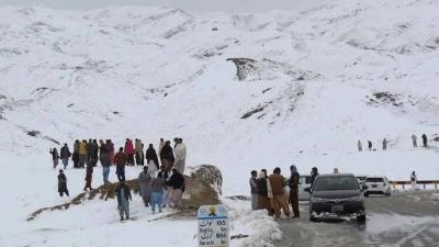 الثلوج والأمطار في أفغانستان تودي بحياة العشرات