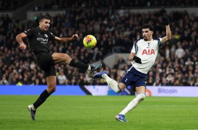 سولانكي يقود توتنهام للتعادل 2-2 مع سيتي في الدوري
