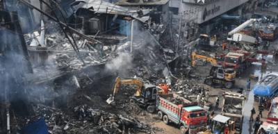 باكستان... حريق هائل في مركز تجاري يودي بحياة 50 شخصاً