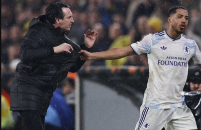 مدرب أستون يدخل في مشادة حادة مع نجم فريقه تيليمانس