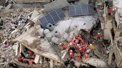 إنقاذ أم وطفلها من تحت الأنقاض...وإليسار تبكي اللبنانيين بعد 24 ساعة من البحث