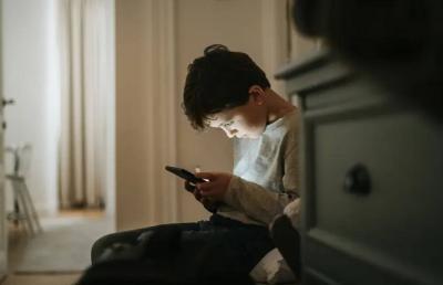 في مصر.. خبراء يكشفون خطر الهواتف على الأطفال