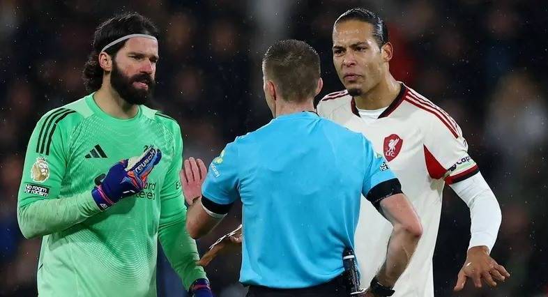 بعد خسارة ليفربول أمام بورنموث.. فان دايك يفتح النار