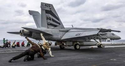 مقاتلة أميركية تغادر حاملة لينكولن.. و