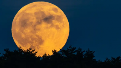 نصفه مضاء والآخر مظلم... قمر التربيع الأخير يزين السماء