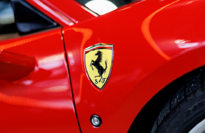 أول سيارة كهربائية من فيراري بلمسة تصميم آبل