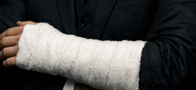 بعد ندوة … نائب ينزلق ويكسر يده