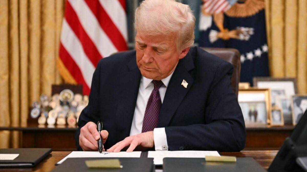 ترامب يرفض التدخل بصراع نتفليكس وباراماونت