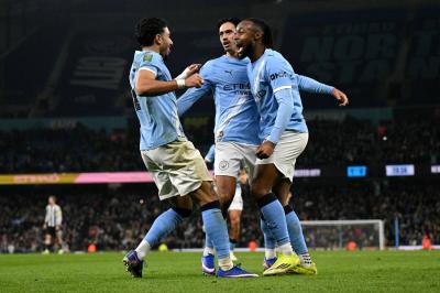 ليفربول يستضيف مانشستر سيتي في الدوري الإنكليزي... موعد المباراة والقنوات الناقلة