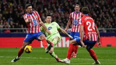 أتلتيكو يسحق برشلونة برباعية ويقترب من نهائي الكأس