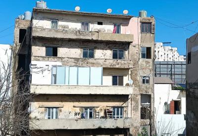 توتّر في طرابلس.. سكان أحد مباني القبة يهدد بحرق نفسه!