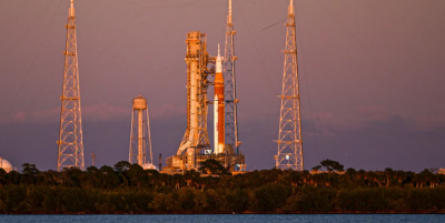 خلل تقني يؤجّل أول رحلة مأهولة إلى القمر منذ عقود