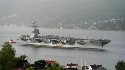 وصول أكبر حاملة طائرات في العالم للقاعدة الأميركية في كريت - اليونان