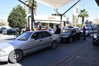 الحرب تعيد طوابير البنزين إلى لبنان...و