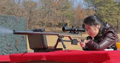 كوريا الشمالية تنشر صورة نادرة لابنة كيم في ميدان الرماية