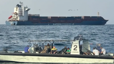عُمان تنقذ طاقم سفينة شحن استُهدفت بصاروخين قرب مضيق هرمز