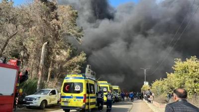 السماء تتحول للأسود... إصابات في حريق ضخم يلتهم مصنعا في مصر