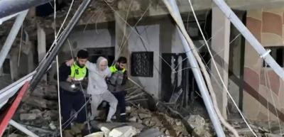 بالفيديو- إنقاذ عائلة من بين الركام جراء غارة إسرائيلية على برج الشمالي