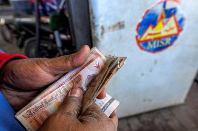 مصر... الحرب تثقل الاقتصاد وتُضعف الجنيه