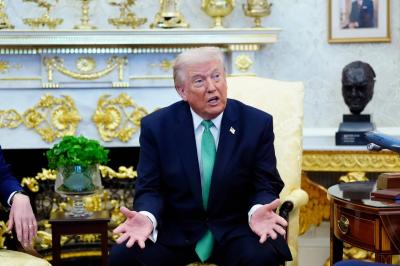 تزامنا مع رسالة خامنئي ... ترامب يرد بتعليق ساخر