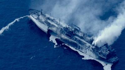 ناقلة الغاز الروسية المدمرة تهدد السواحل الليبية بكارثة بيئية محتملة